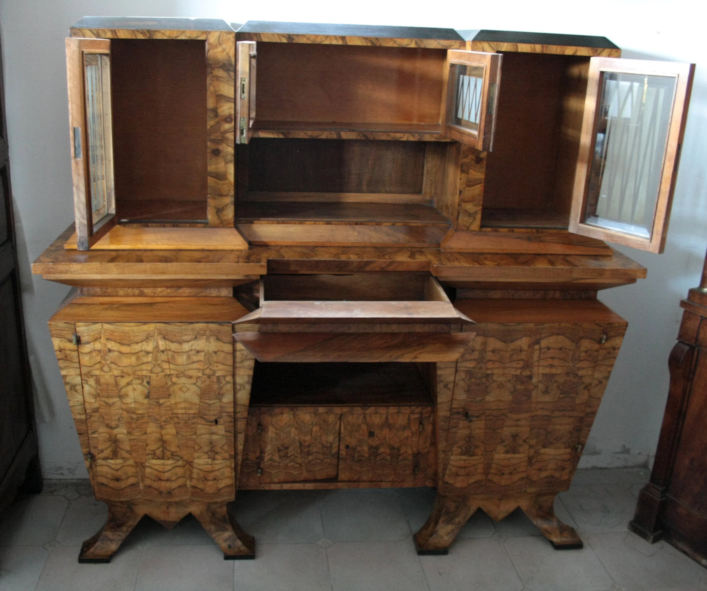 Credenza due corpi stile decò in legno intagliato con scomparti aperti italia roma realizzata per ministro Bottai 1933