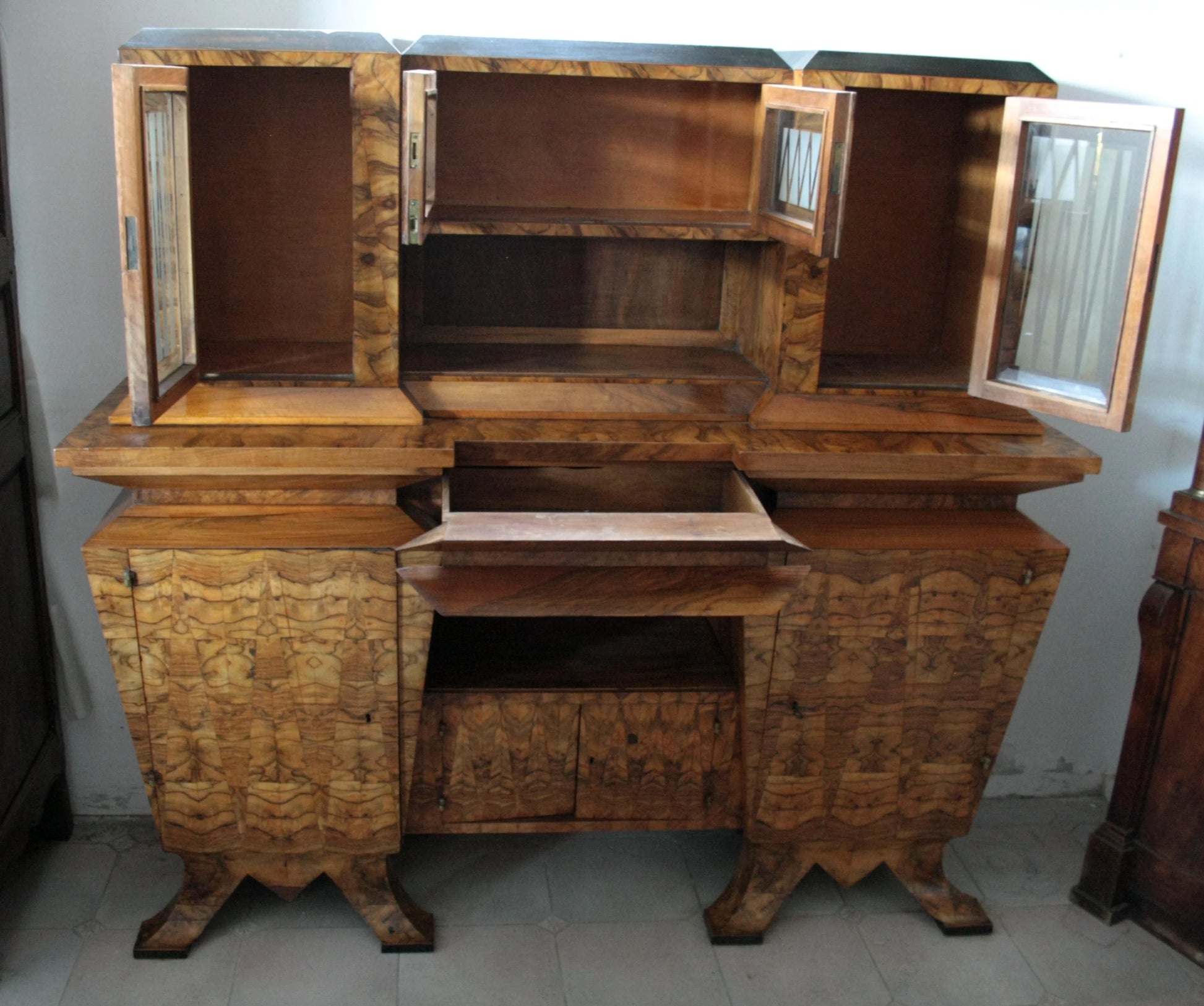Credenza due corpi stile decò in legno intagliato con scomparti aperti italia roma realizzata per ministro Bottai 1933