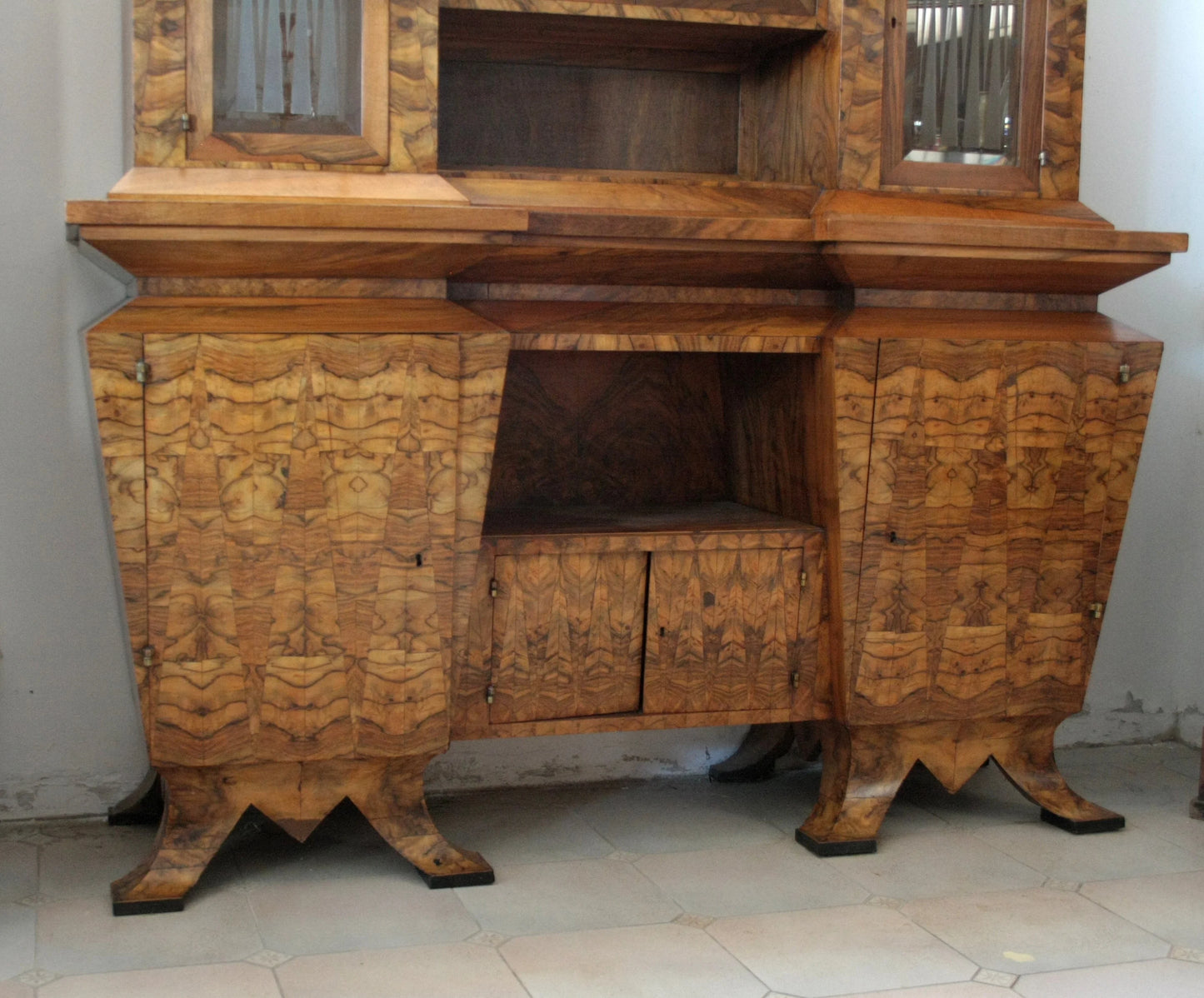 Credensa due corpi stile decò in legno intagliato con ante in vetro italia roma realizzata per il ministro bottai nel 1933