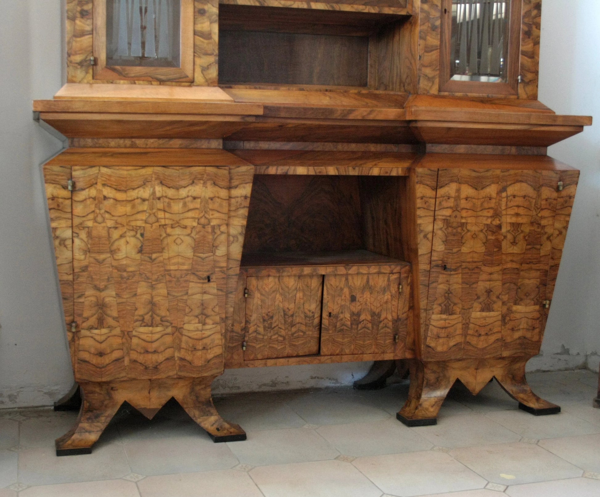 Credensa due corpi stile decò in legno intagliato con ante in vetro italia roma realizzata per il ministro bottai nel 1933
