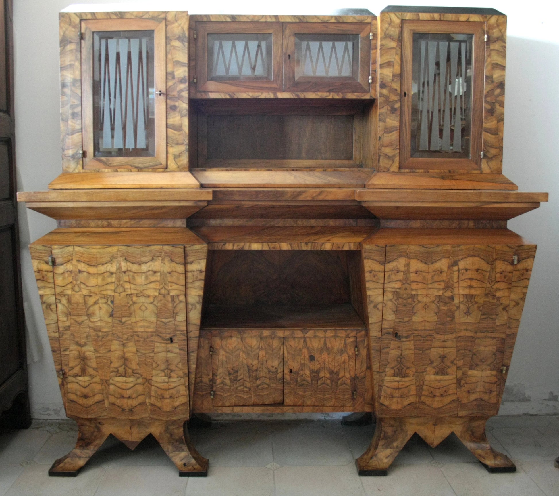 Credenza due corpi art decò in legno intagliato con ante in vetro stile decò italia roma realizzata nel 1933