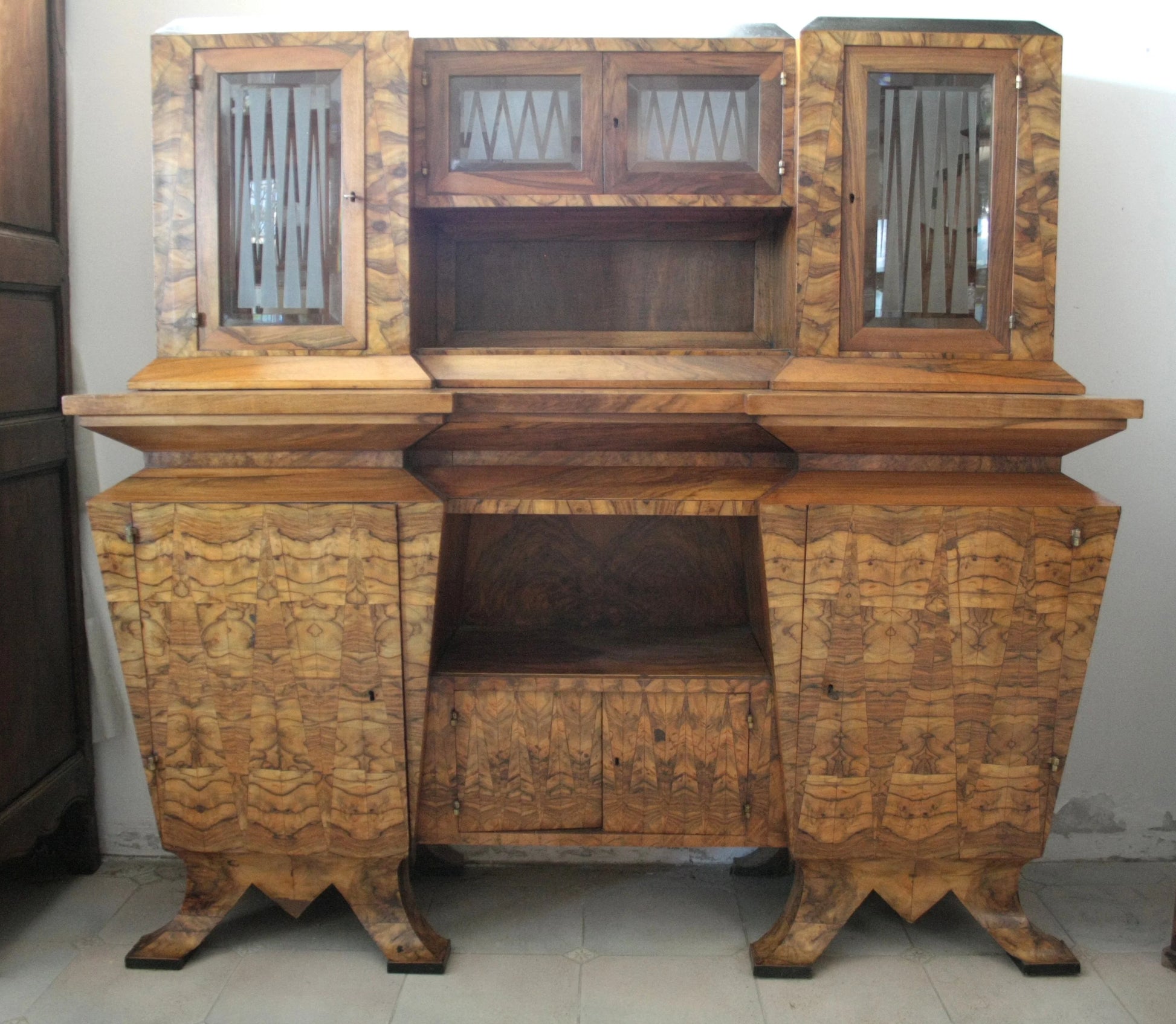 Credensa due corpi art decò in legno intagliato con ante in vetro stile decò italia roma realizzata nel 1933