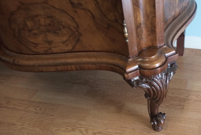 Gamba in legno intagliato con decorazioni chippendale e zampa di leone per credenza bassa chippendale in radica di noce