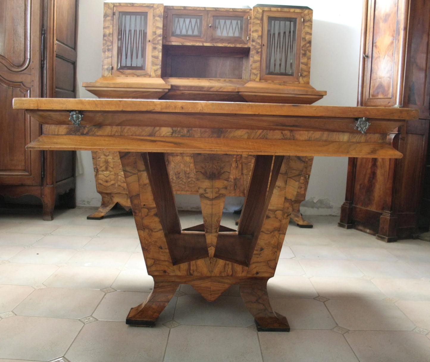 Tavolo art decò in legno intagliato con allunghe realizzato a roma per il ministro bottai nel 1933 con iscrizione