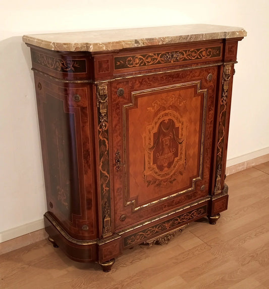Splendida credenza bassa in stile vittoriano con applicazioni in ottone, marmo e intarsi in legno di varie essenze