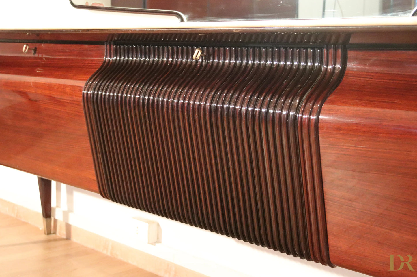 Credýenza di metà secolo in mogano con pannello curvo a costine di osvaldo borsani design italiano modernista