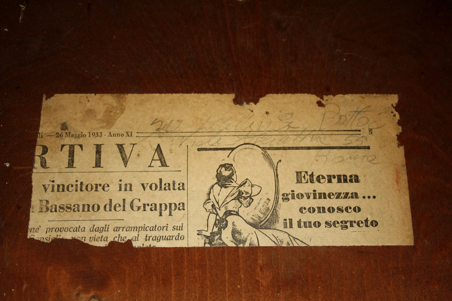 Faded vintage newspaper clipping su credenza due corpi stile decò italia roma realizzata per ministro bottai 1933