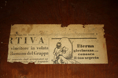 Faded vintage newspaper clipping su credenza due corpi stile decò italia roma realizzata per ministro bottai 1933