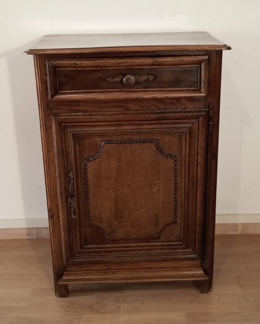 Credenza vintage in legno di rovere con cassetto e anta con pannelli intagliati in legno scuro