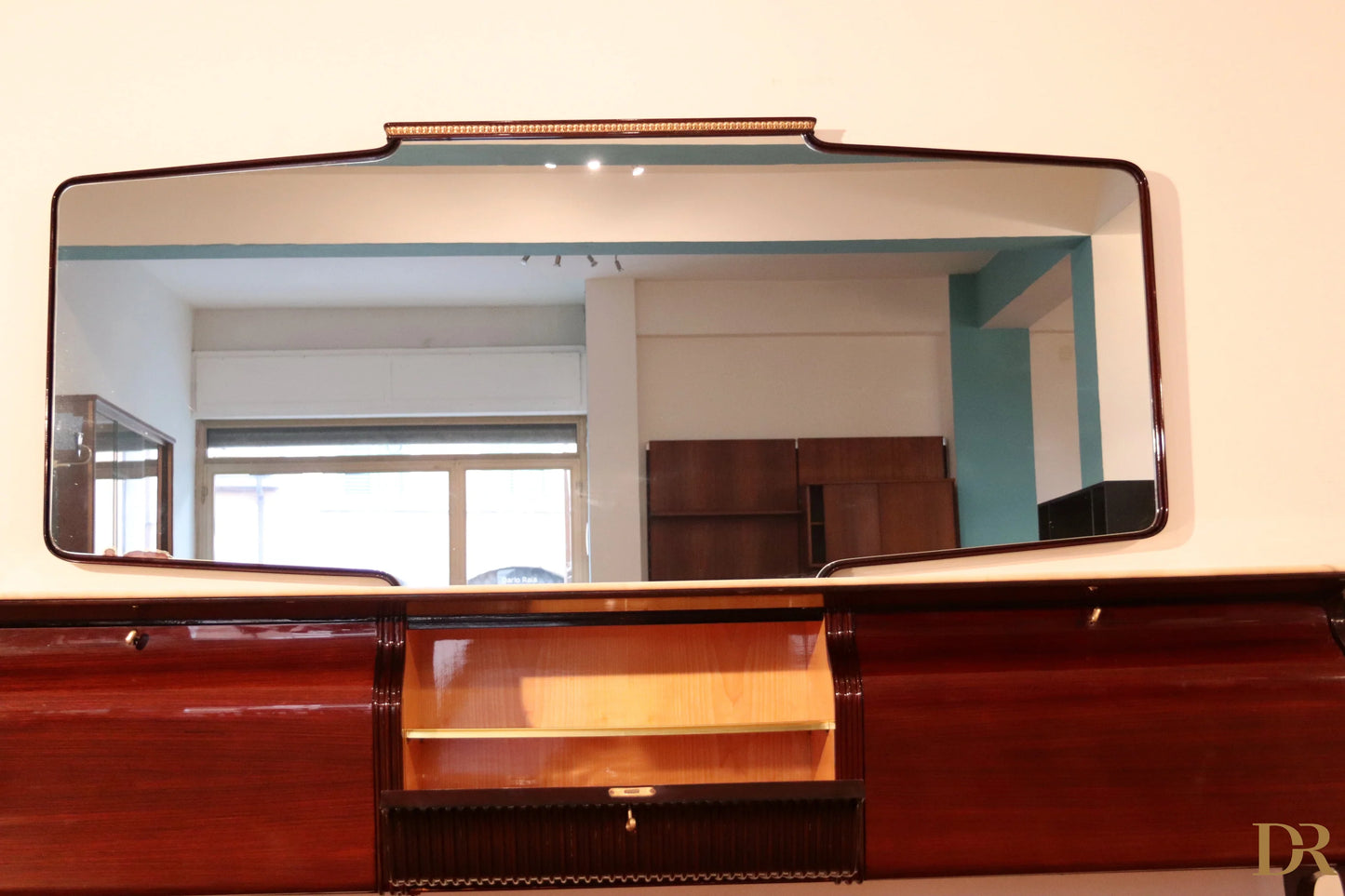 Credenza di metà secolo di osvaldo borsani con specchio rettangolare, cornice in mogano e decorazioni in ottone design italiano modernista