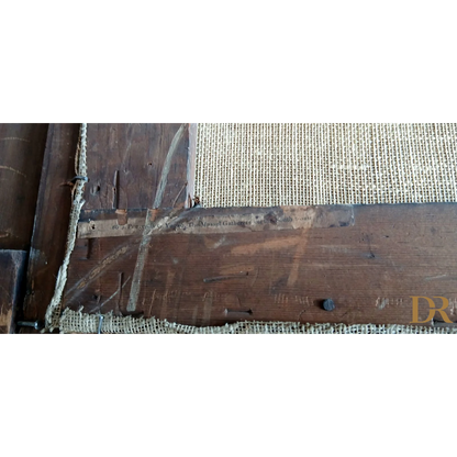 Dettaglio del pavimento in legno con chiodi e corda, ispirato a Joseph Paul Pettitt