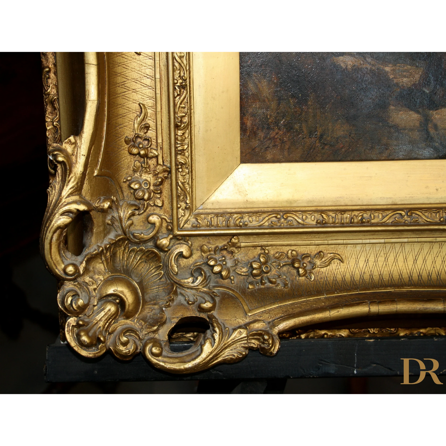 Cornice dorata ornata con dettagli floreali e scroll, attribuita a Joseph Paul Pettitt