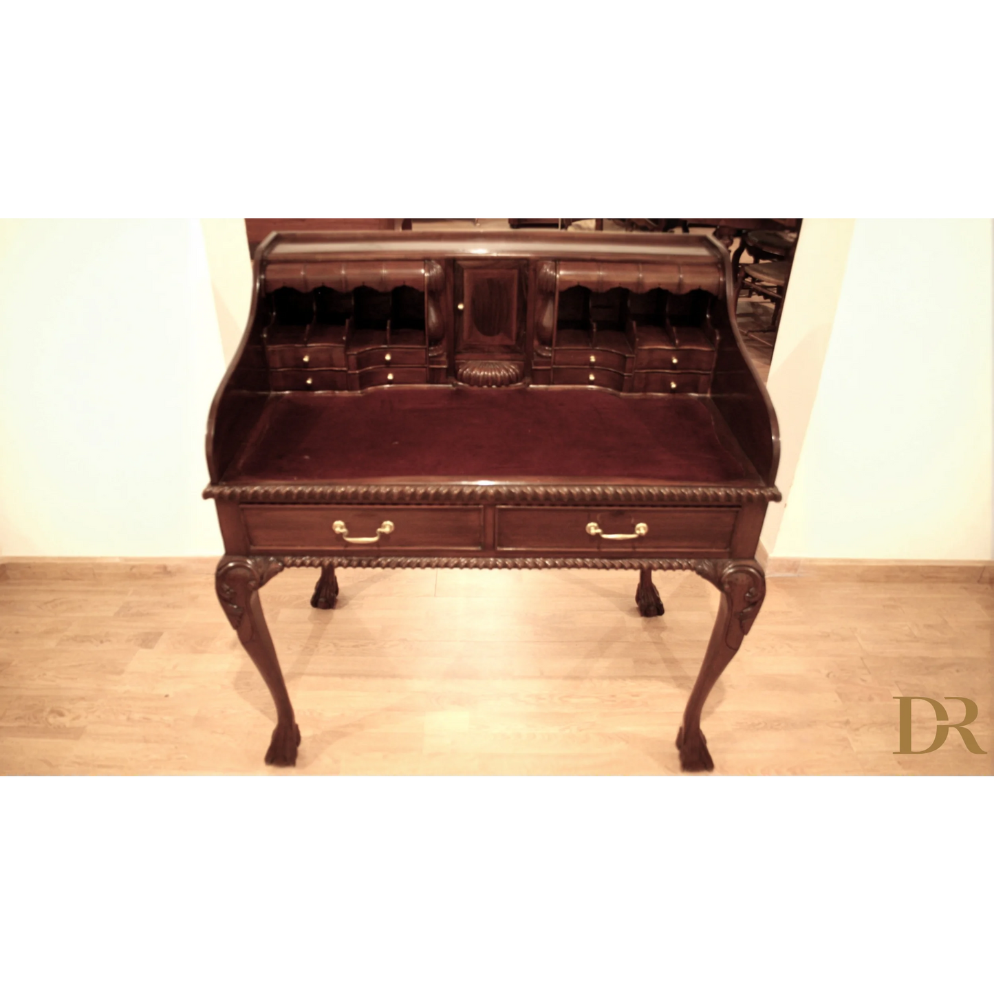 Scrivania in stile Chippendale Inglese, secretaire noce con gambe inarcate e cassetti