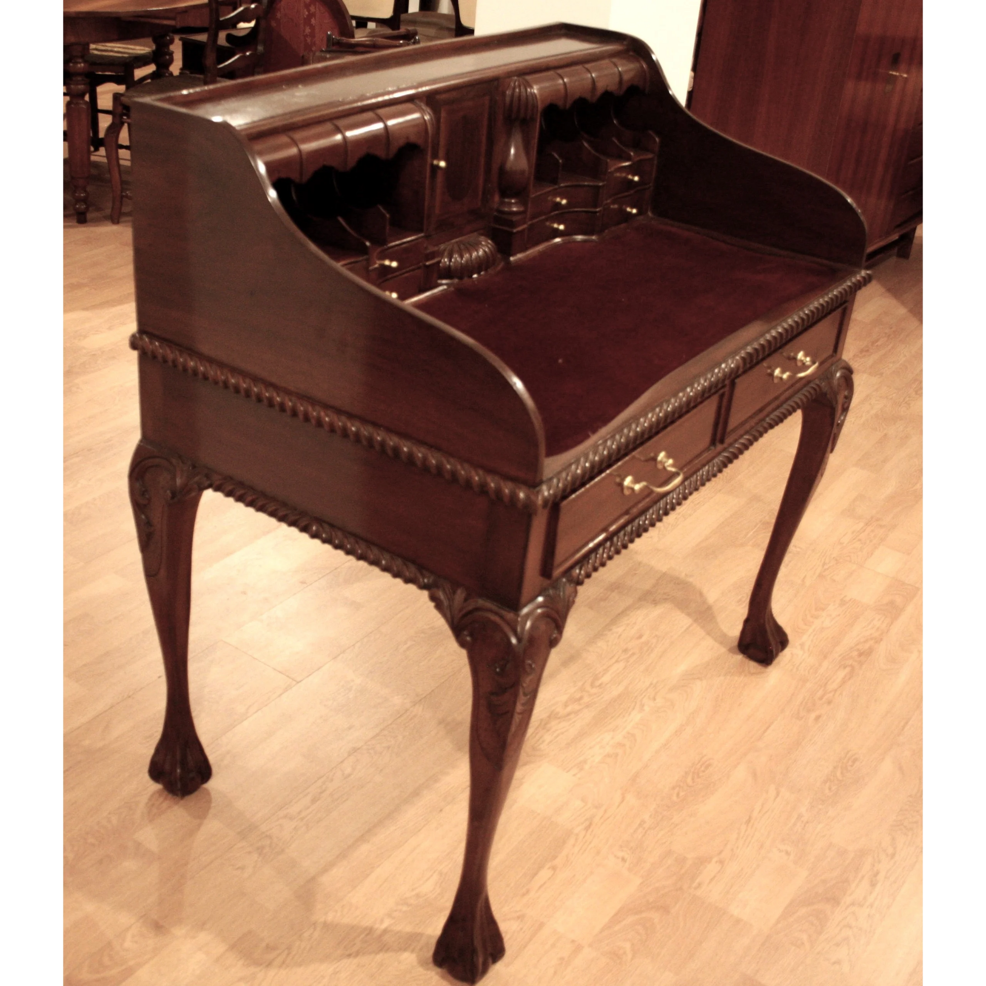 Lady scrittoio scrivania ufficio stile Chippendale Inglese Secretaire Noce Ecope Dario Raia Antiquariato Modernariato Vintage Armadietto secretaire Armadio secretaire cassettiera Cassettiera antica Cassettiera in legno chippendale lucidatura a tampone Mobile in legno di noce Mobili antichi Mobili nuovi per la casa Mobili per la casa nuova mogano originale scrittoio scrivania chippendale Scrivania in legno Secretaire a cassetti Secretaire vintage