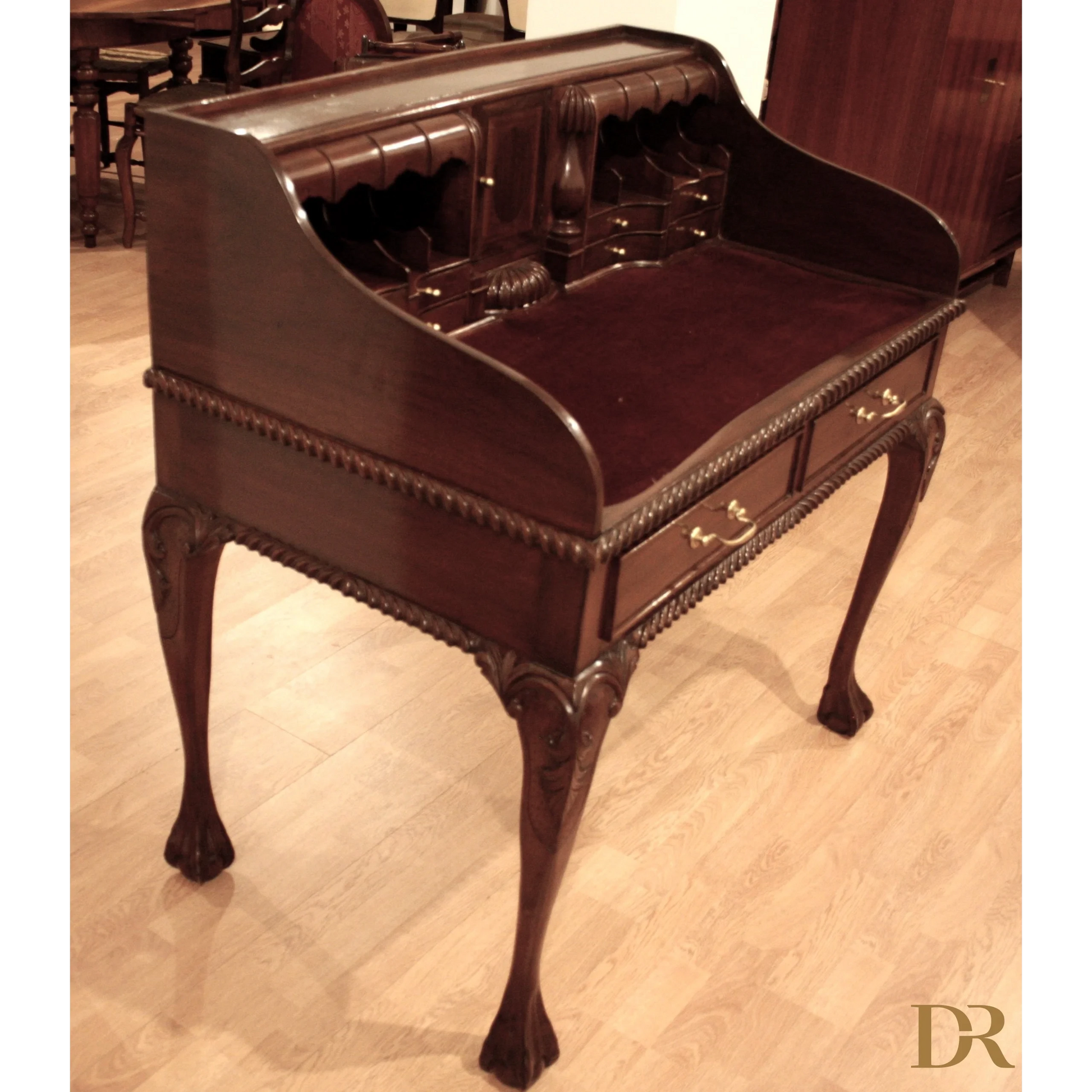 Lady scrittoio scrivania ufficio stile Chippendale Inglese Secretaire Noce Ecope Dario Raia Antiquariato Modernariato Vintage Armadietto secretaire Armadio secretaire cassettiera Cassettiera antica Cassettiera in legno chippendale lucidatura a tampone Mobile in legno di noce Mobili antichi Mobili nuovi per la casa Mobili per la casa nuova mogano originale scrittoio scrivania chippendale Scrivania in legno Secretaire a cassetti Secretaire vintage