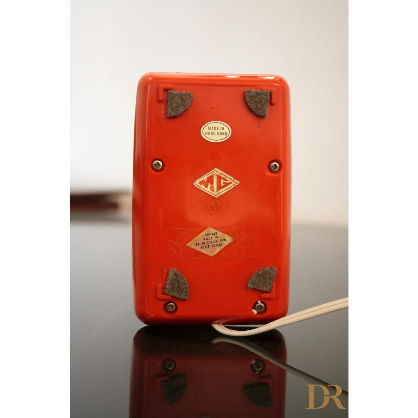 Dispositivo in plastica rossa con etichette, esemplare autentico Lampada da Tavolo MG Hong Kong 1970