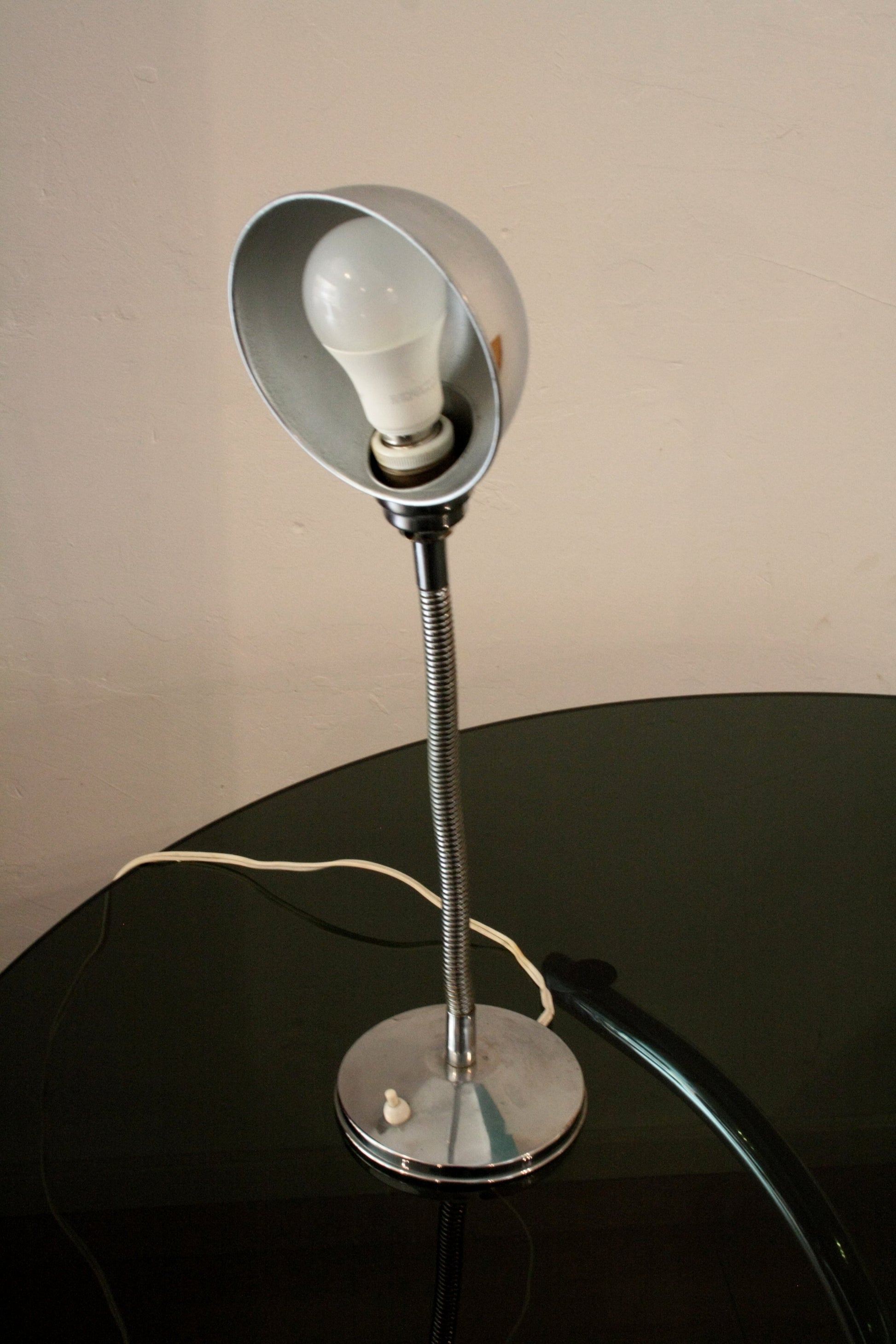 Lampada da tavolo vintage in metallo cromato con luce per casa dal design italiano