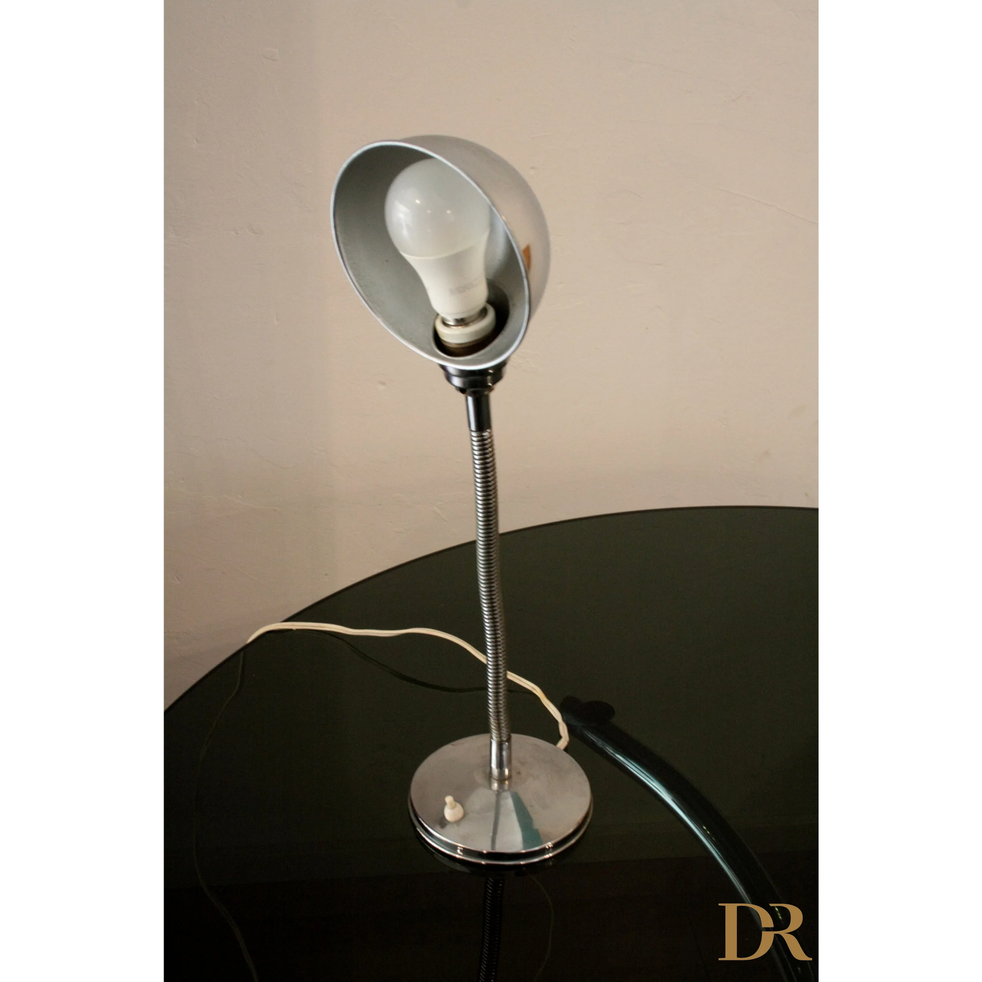 Lampada da tavolo vintage in metallo cromato con luce per casa dal design italiano