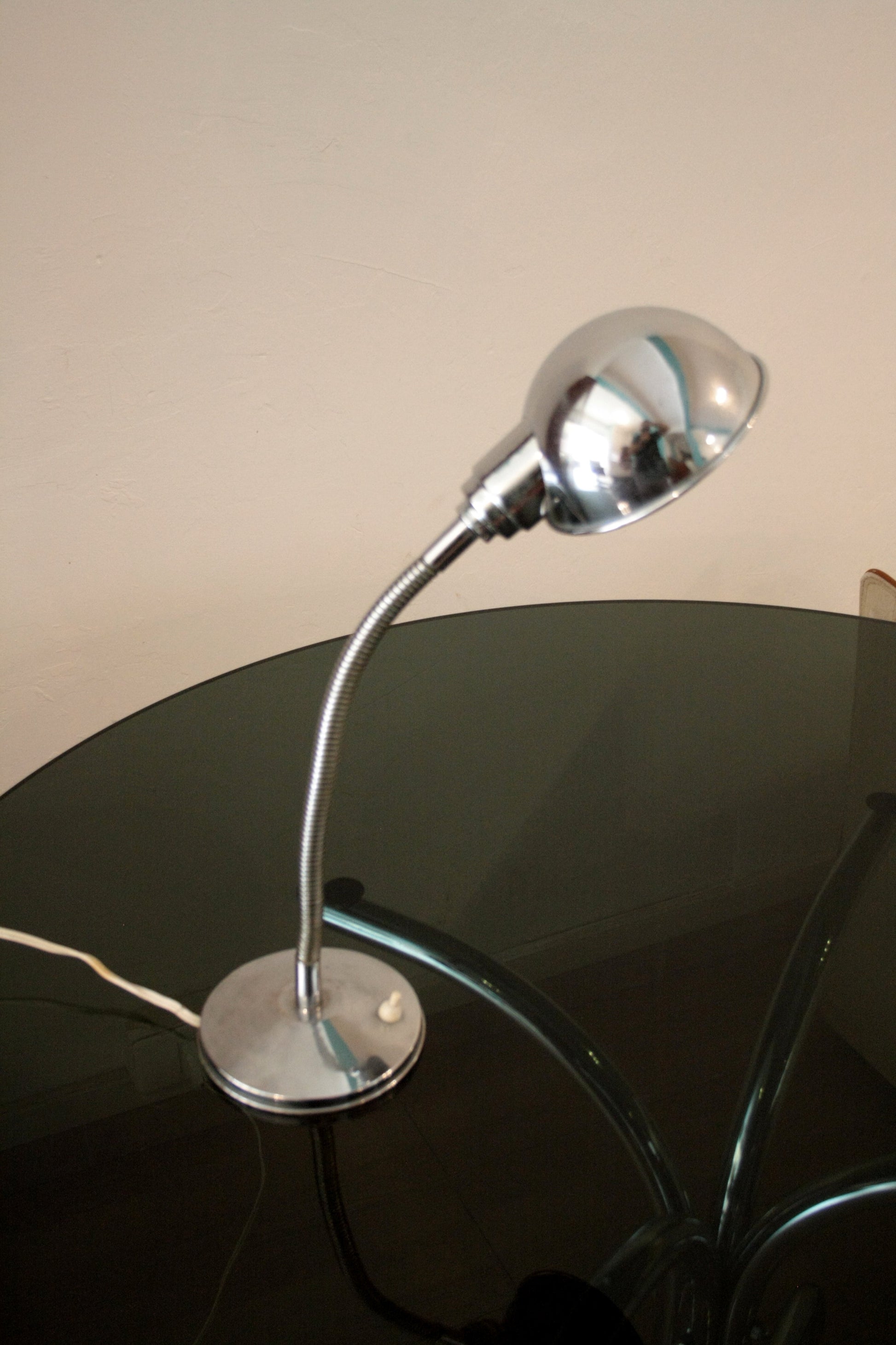Lampada da tavolo vintage cromata in metallo cromato per design elegante casa Italia 60s