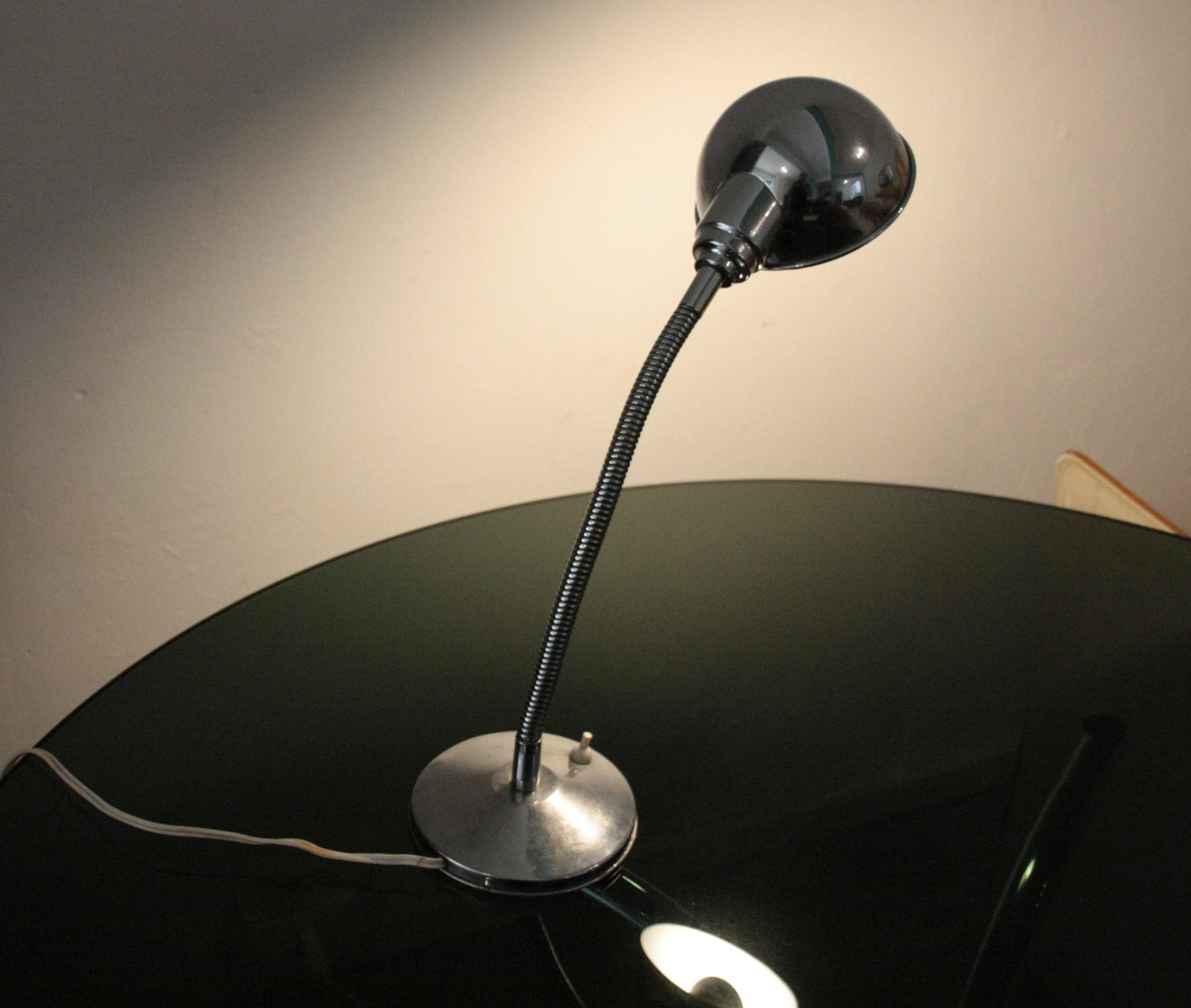Lampada da tavolo vintage cromata in metallo cromato, perfetta per il design casa