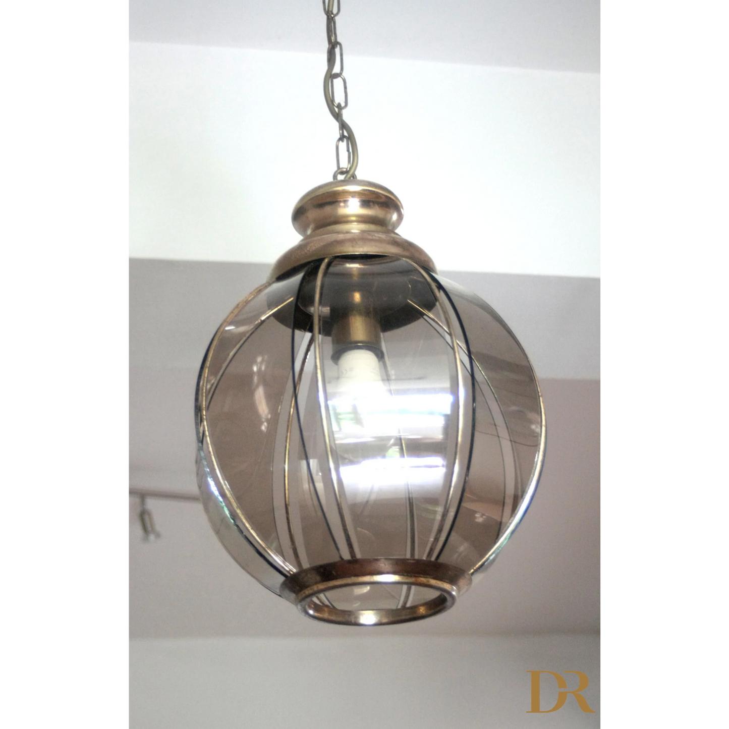 Lampadario in ottone con vetri fumé, seconda metà XX secolo, sospensione elegante