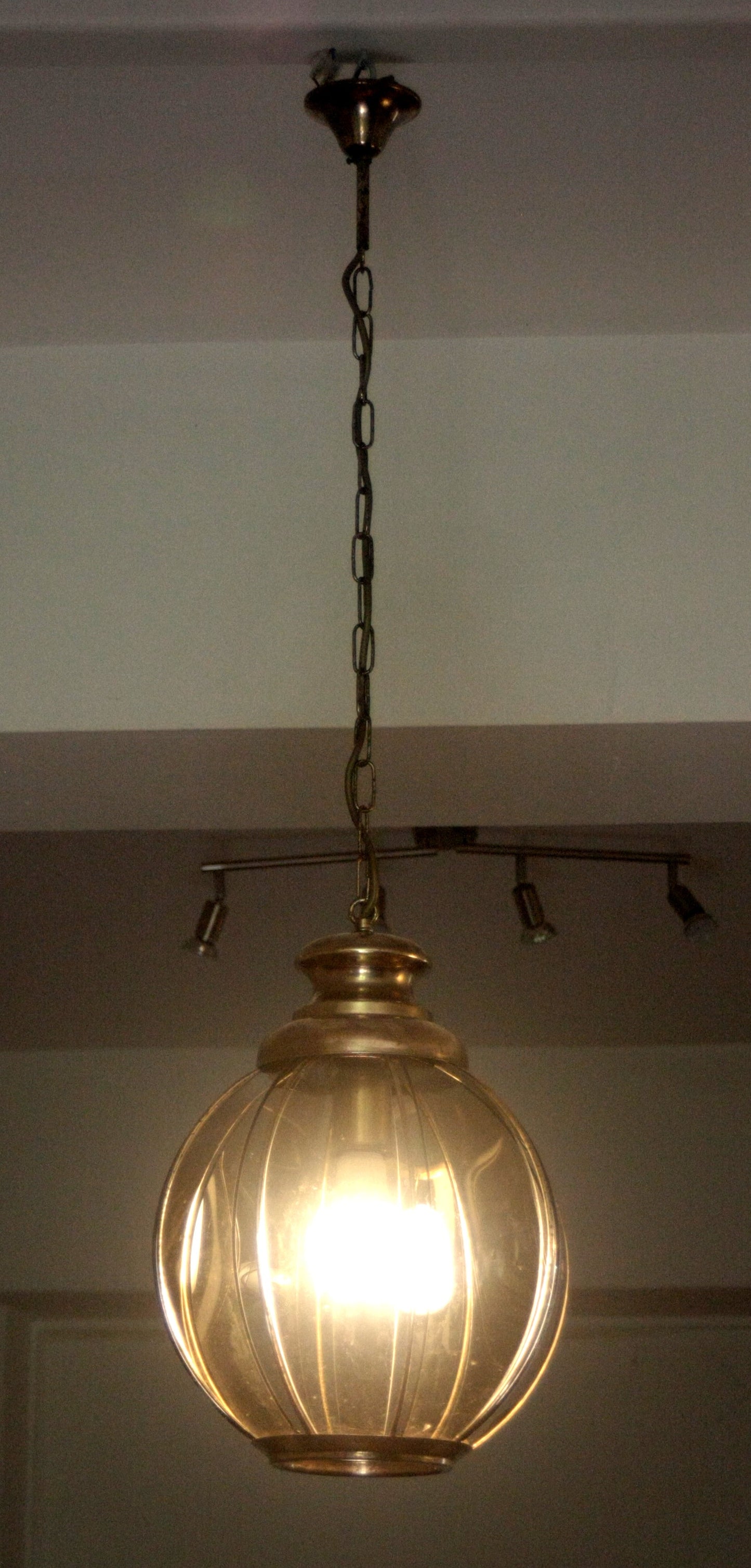 Lampadario in ottone con vetri fumé a spicchi, seconda metà XX secolo