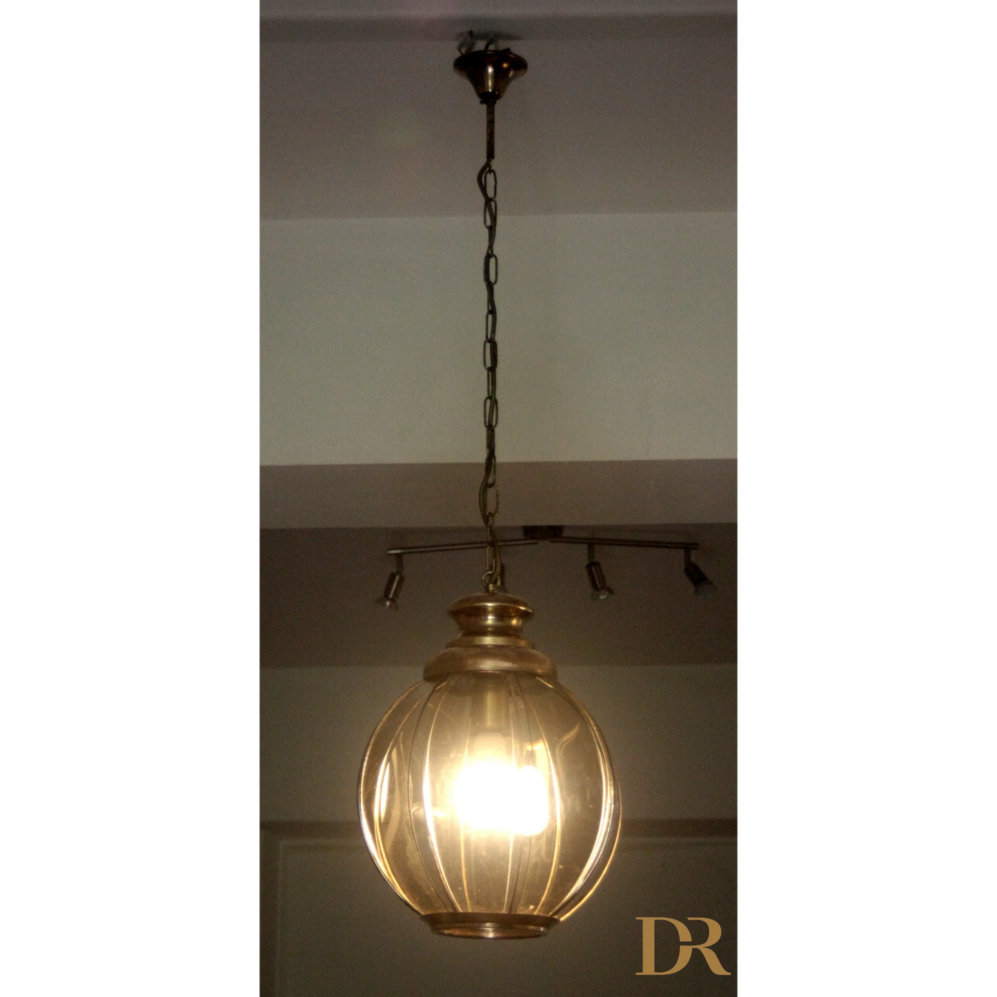 Lampadario in ottone con vetri fumé metà xx secolo, pendente in vetro ambrato