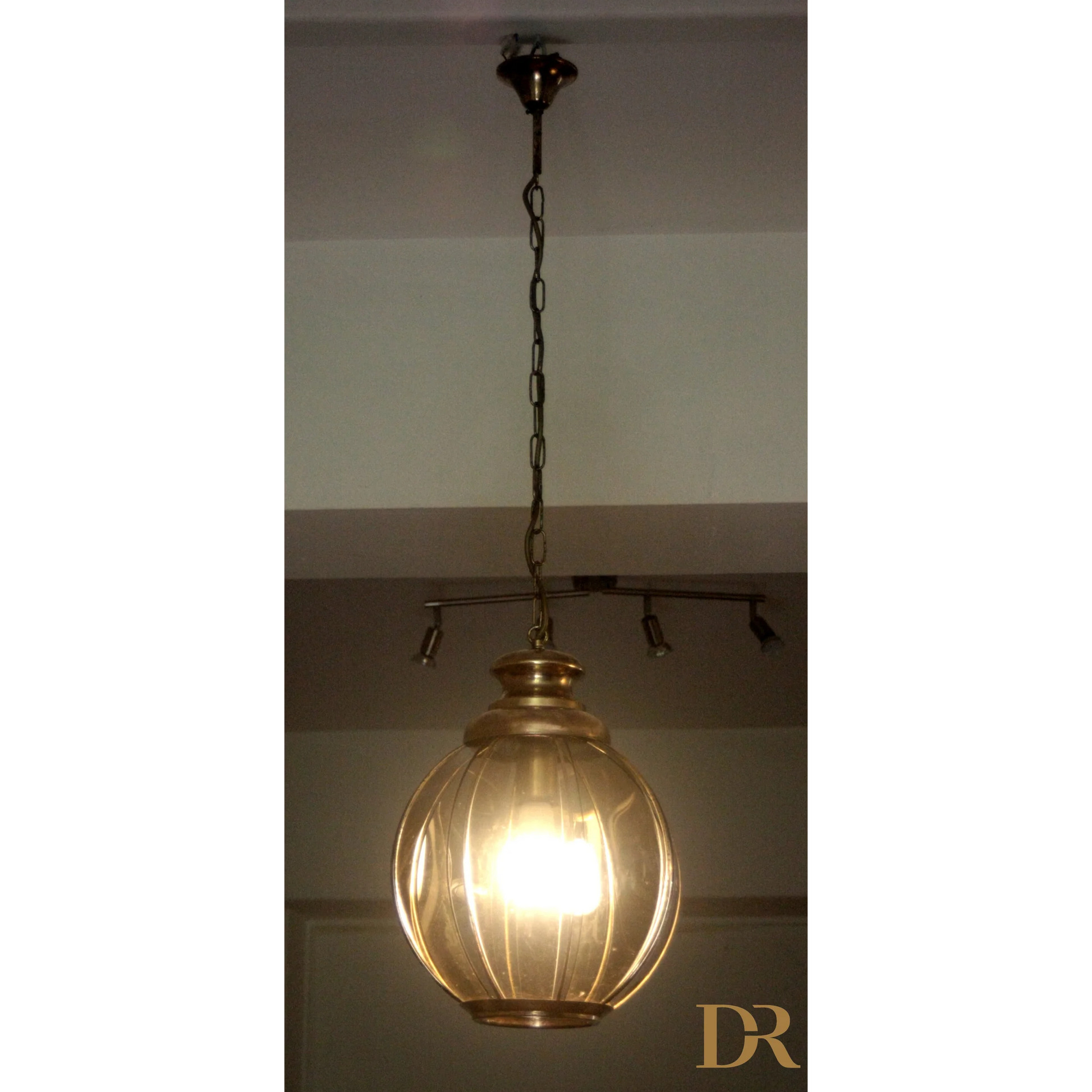 Lampadario in ottone con vetri fumé metà xx secolo, pendente in vetro ambrato