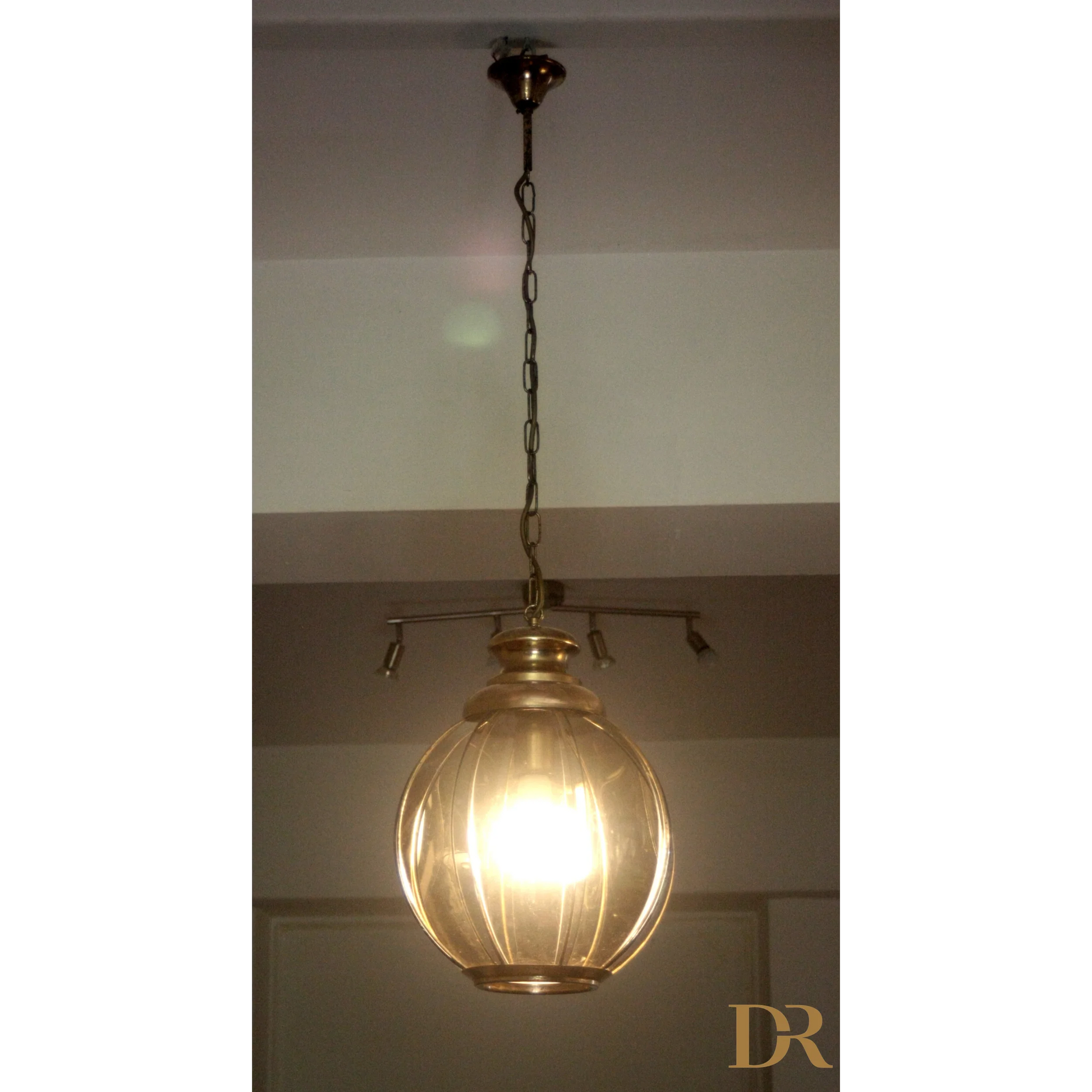 Lampadario in ottone con vetri fumé a spicchi, metà xx secolo, illuminazione vintage