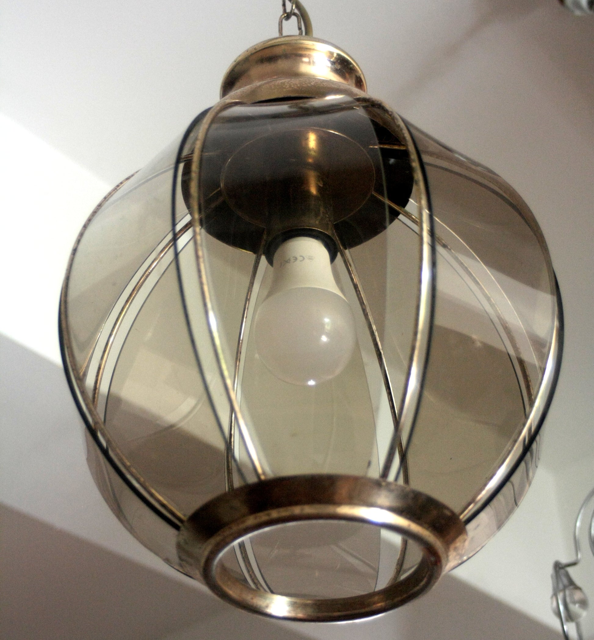 Lampadario in ottone con vetri fumé a spicchi, seconda metà XX secolo