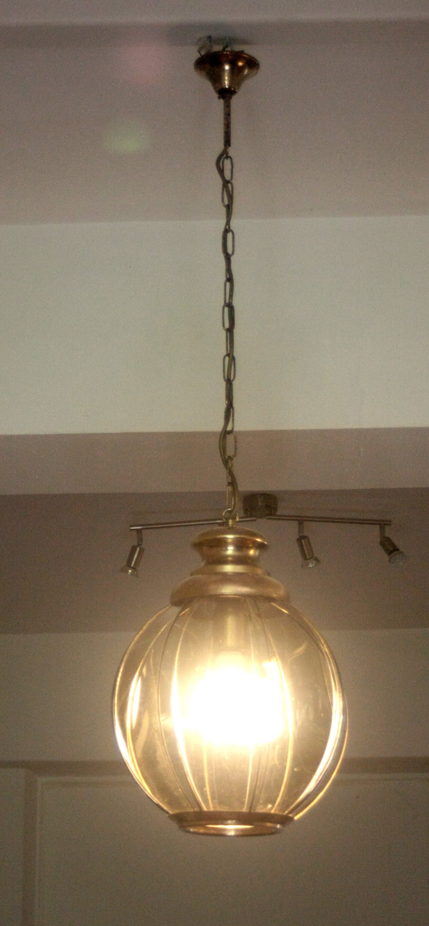 Lampadario in ottone con vetri fumé a spicchi, seconda metà XX secolo