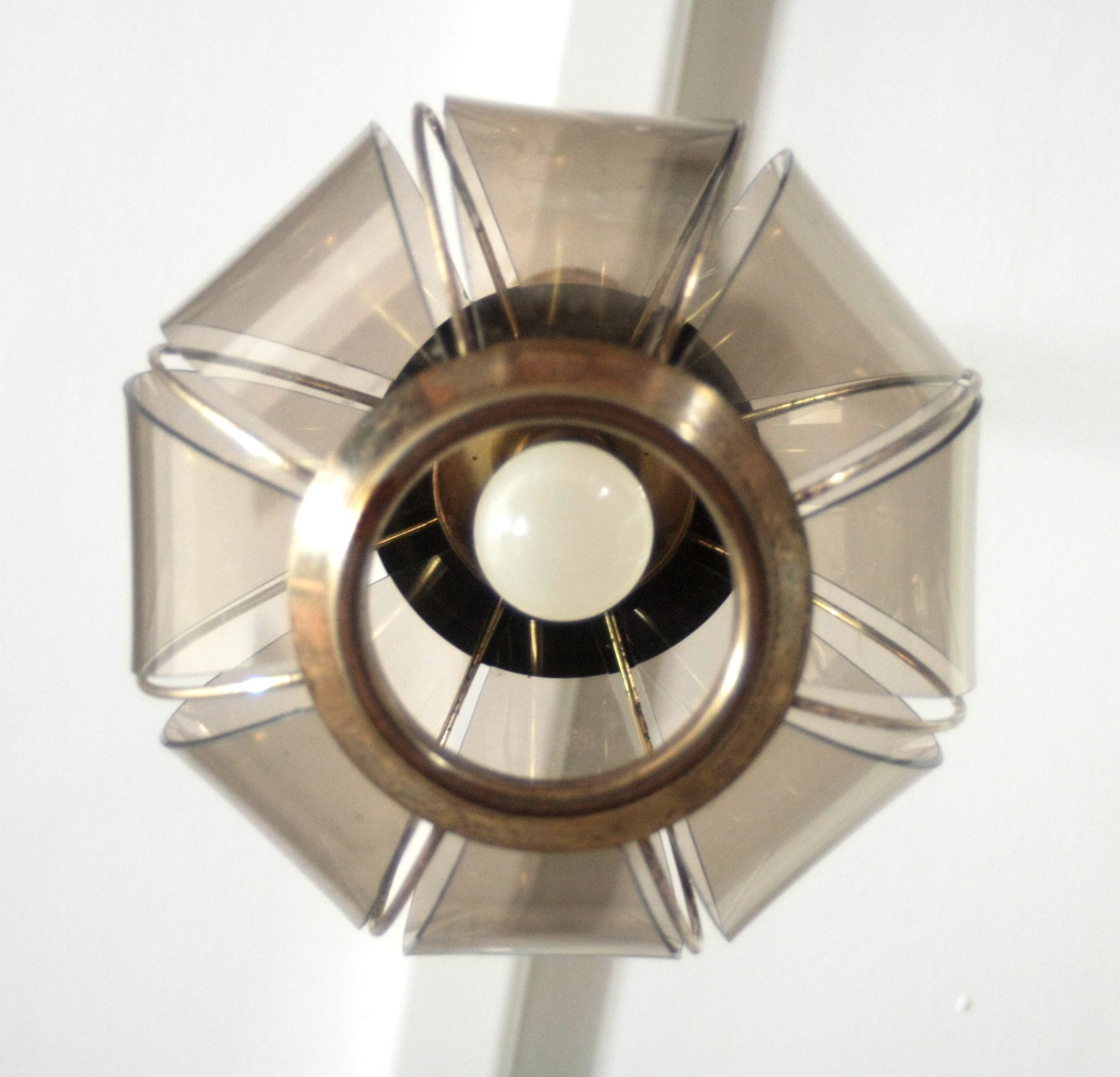 Lampadario in ottone con vetri fumé a spicchi, seconda metà XX secolo