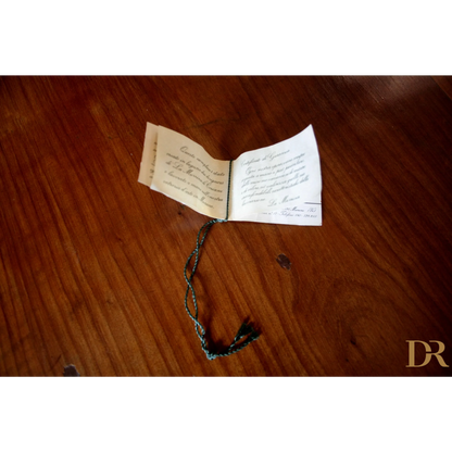 Libro aperto a mano con stringa decorativa, design italiano e vetro soffiato casa