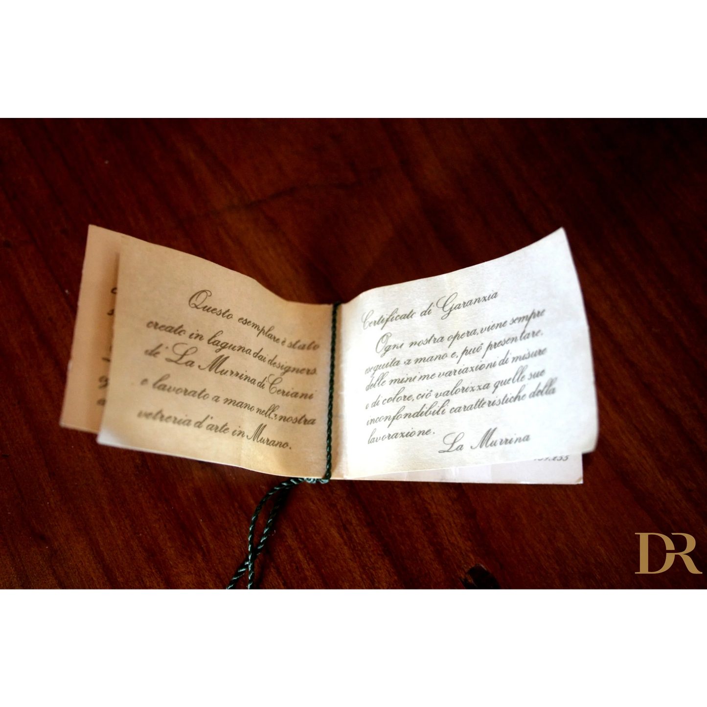 Piccolo opuscolo con testo scritto a mano, design italiano e vetro soffiato per casa