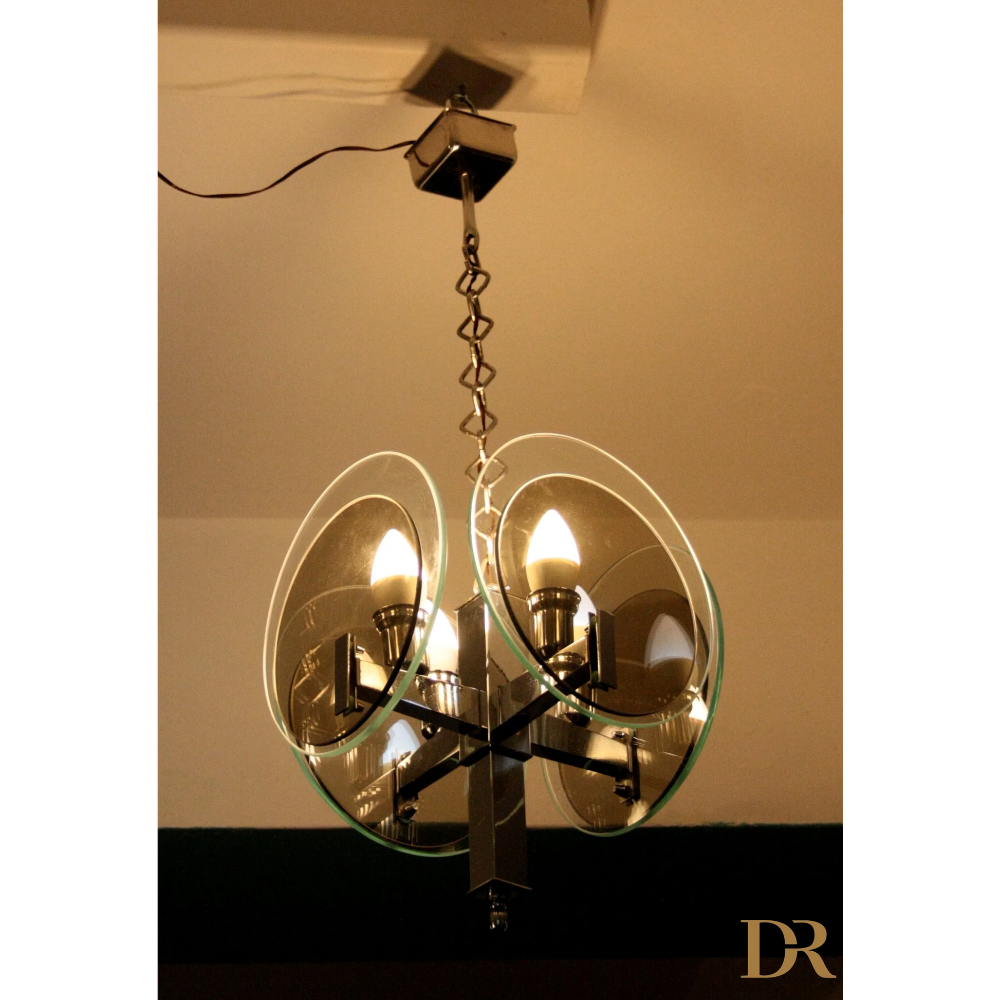 Lampadario vintage art anni 70 in metallo cromato e vetro con dettagli moderni