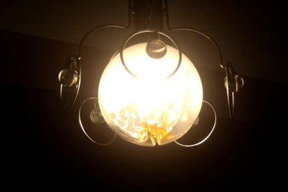 Illuminato lampadario vintage Mazzega anni 70 con globi di vetro e design elegante