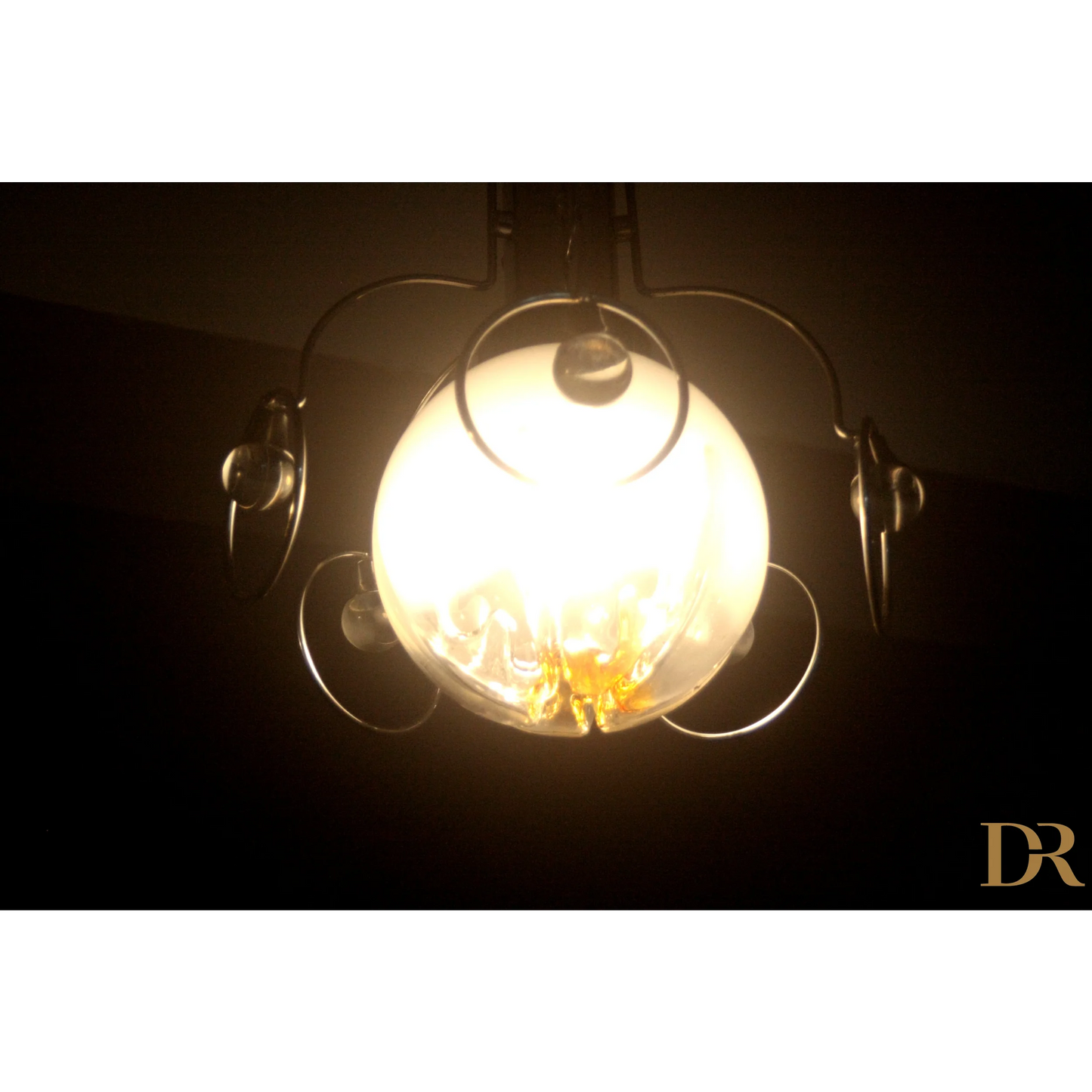 Illuminato lampadario vintage Mazzega anni 70 con globi di vetro e design elegante