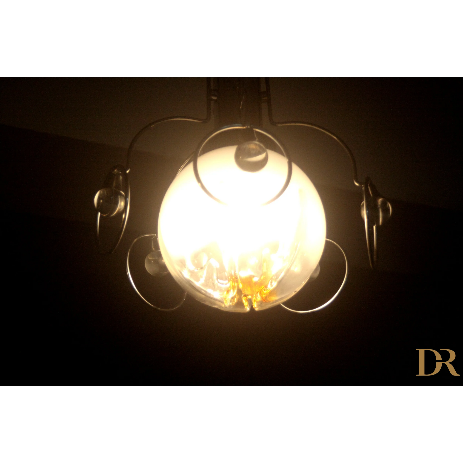 Illuminato lampadario vintage Mazzega anni 70 con globi di vetro e design elegante