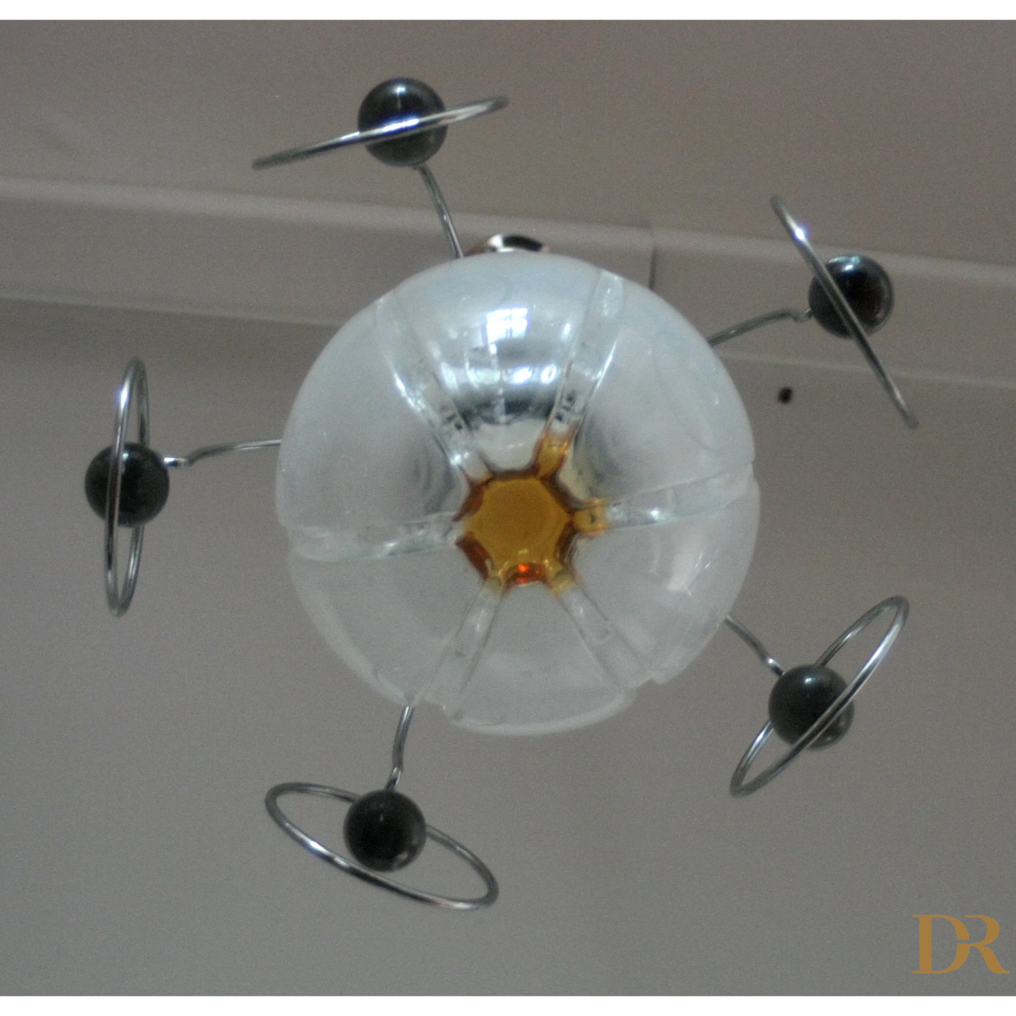 Lampadario vintage Mazzega anni 70 con design a tema orbitale per living elegante