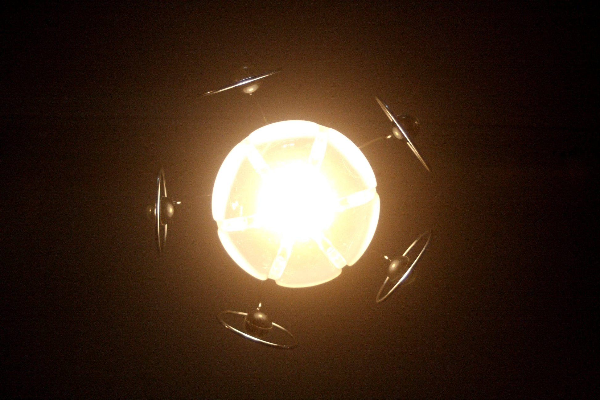 Lampadario vintage Mazzega anni 70 con sfera illuminata, eleganza italiana raffinata