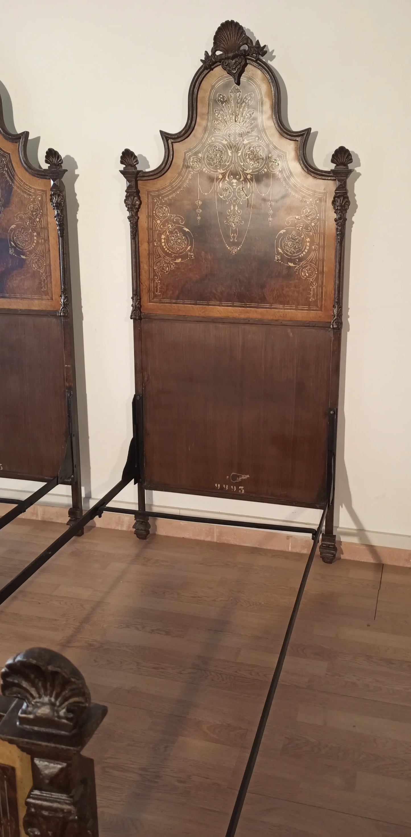 Letto italiano xix secolo in ferro battuto con testiera in finto legno e madreperla per arredare la casa elegante