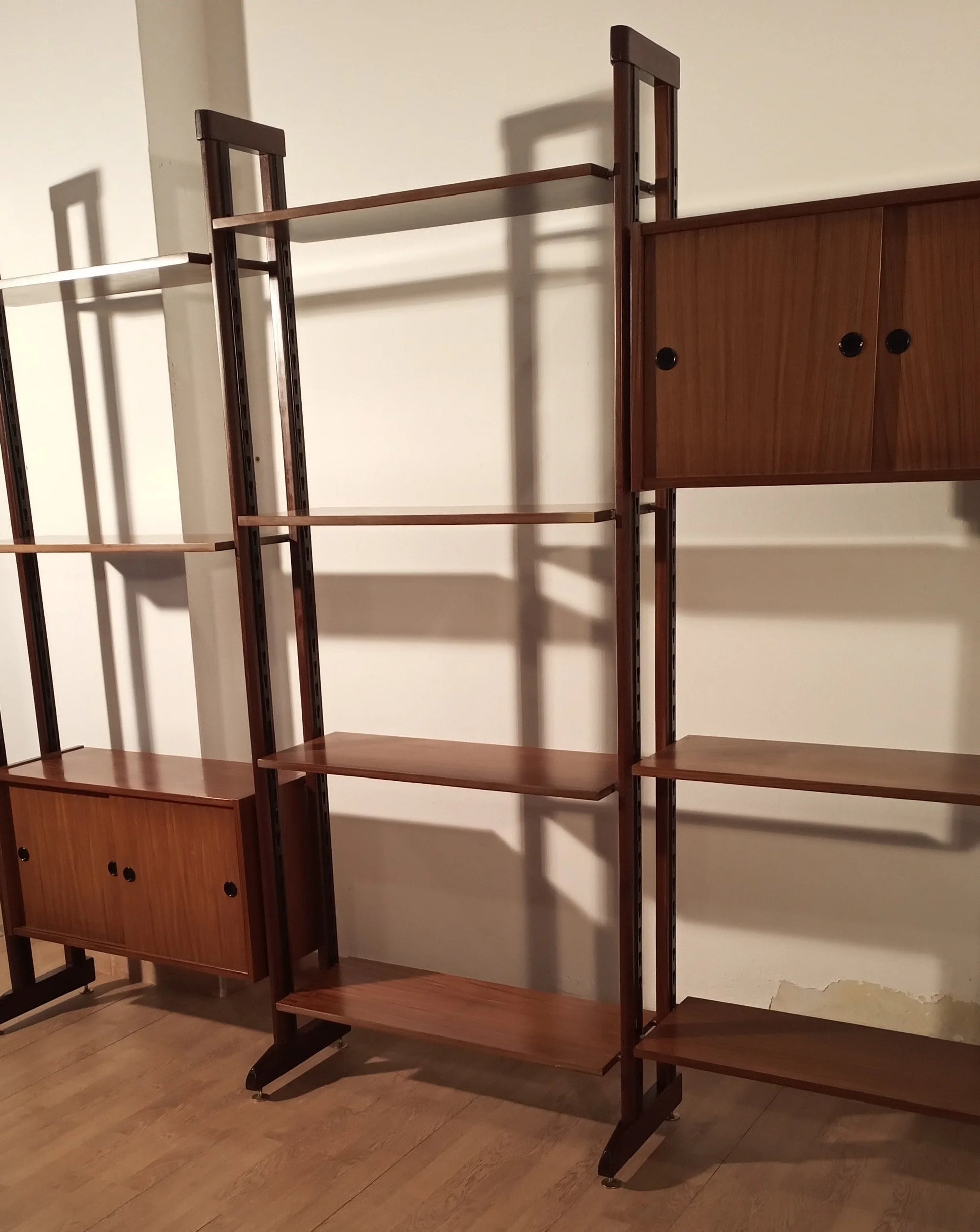 Originale libreria vintage modulare in teak con scaffali regolabili e ante, italia anni 60, design mid-century modern