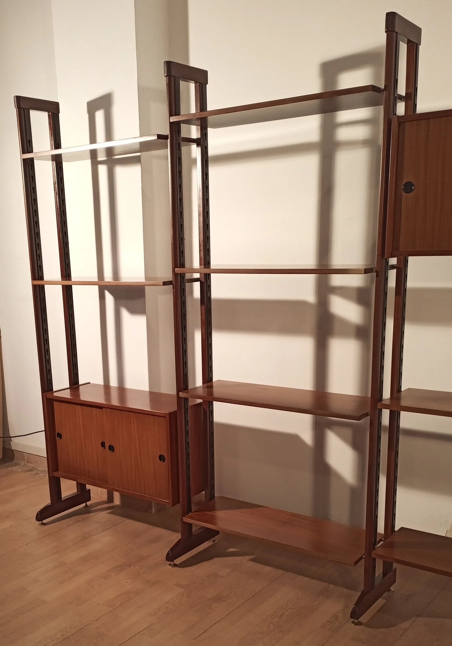 Originale libreria vintage modulare in teak italiana anni 60 con scaffalature a vista e armadietti in legno