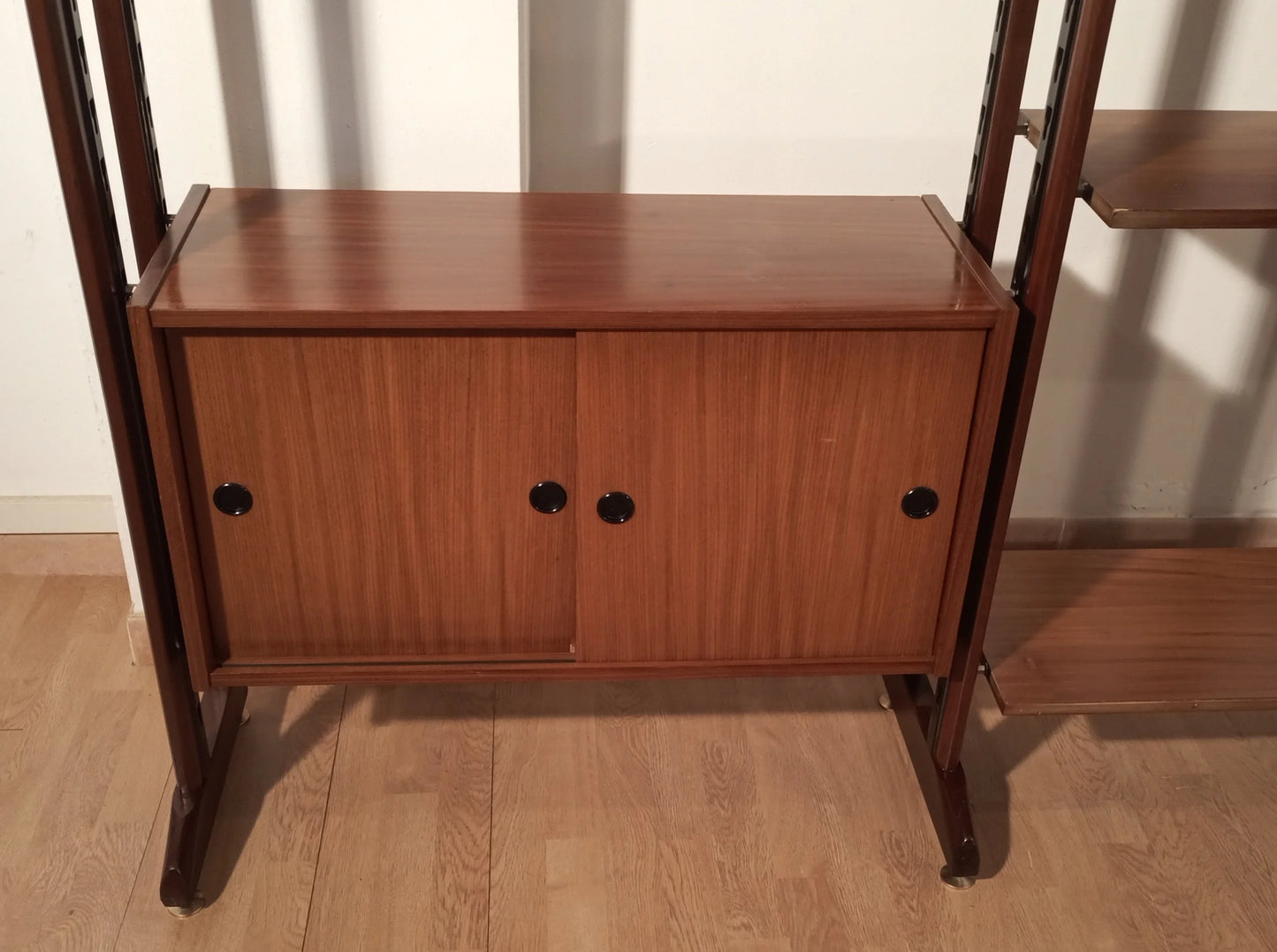 Originale libreria vintage modulare in teak con ante scorrevoli e supporti verticali anni 60 italiana