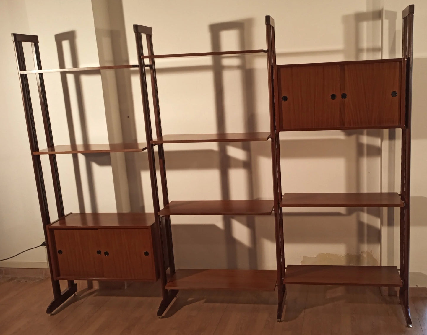Originale libreria vintage modulare in teak con due vani chiusi stile mid-century anni 60 italiana
