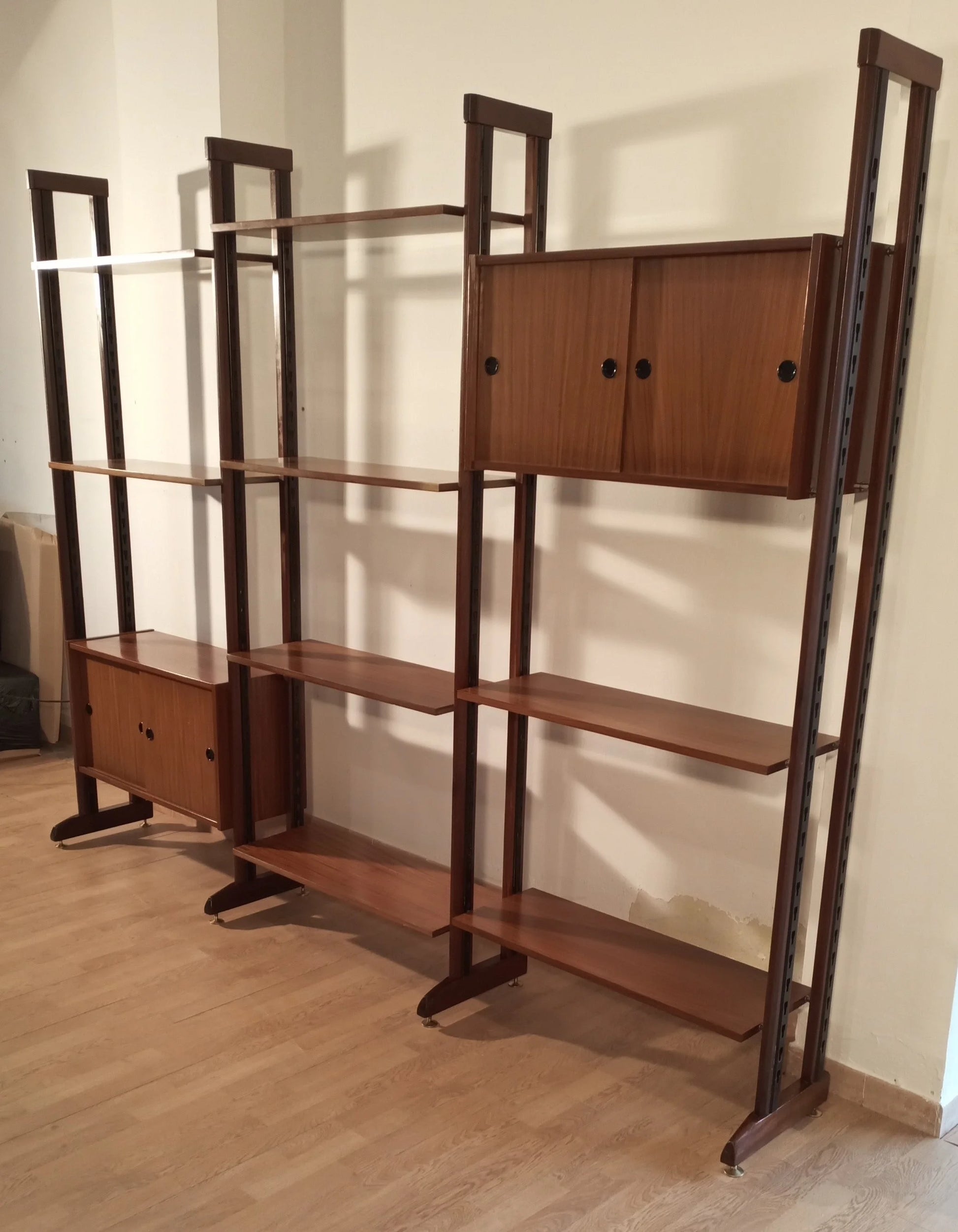 Libreria vintage modulare originale in teak italiano con mensole e armadietti in struttura metallica scura anni 60