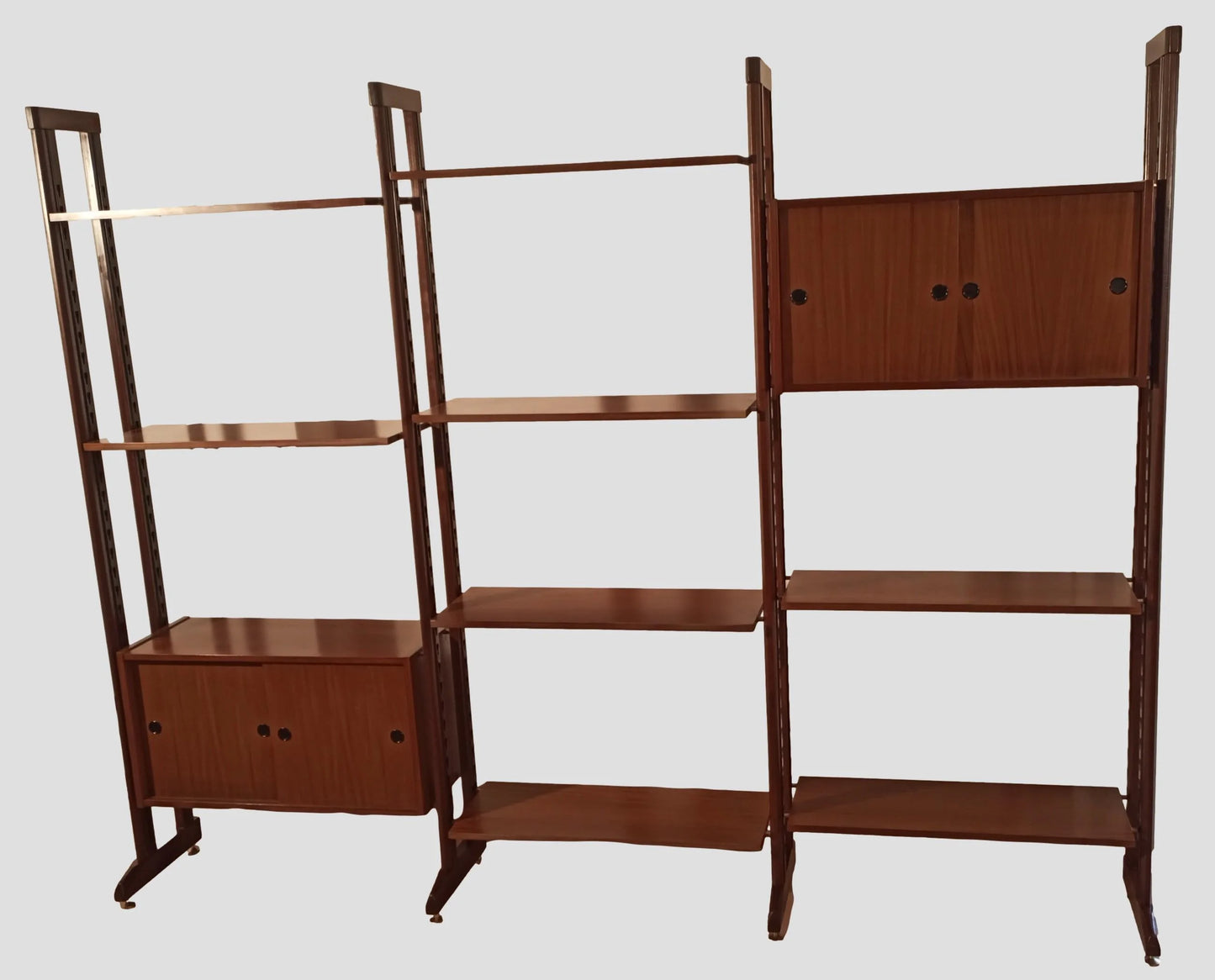 Originale libreria vintage modulare in teak con scaffali e armadietti, design italiano anni 60 mid-century modern