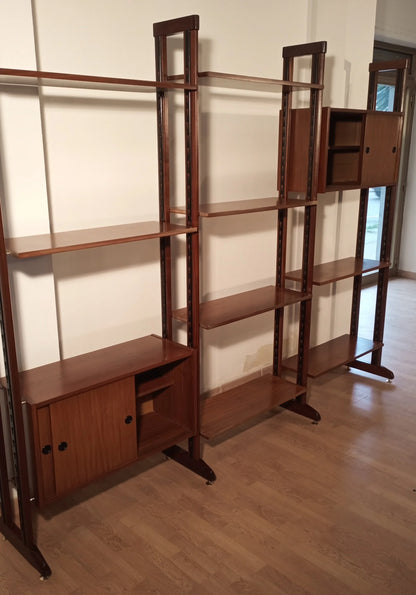 Originale libreria vintage modulare in teak con mensole e armadietto in stile mid-century anni 60 Italia