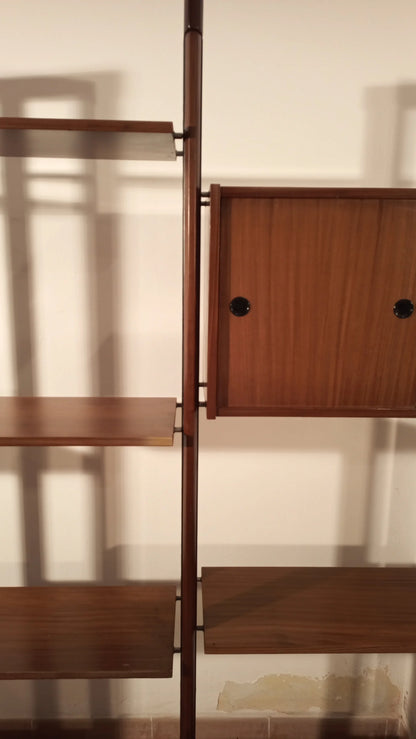 Originale libreria vintage modulare in teak con pannelli scorrevoli in legno anni 60 design italiano