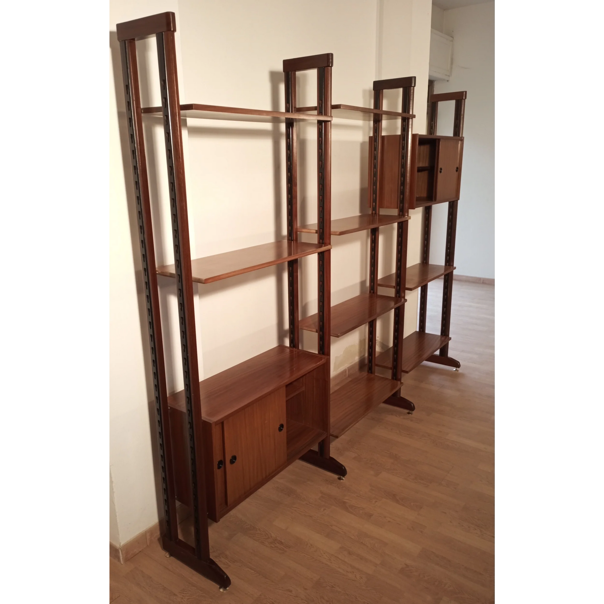 Libreria vintage modulare in teak con scaffali e compartimenti, originale design anni ’60